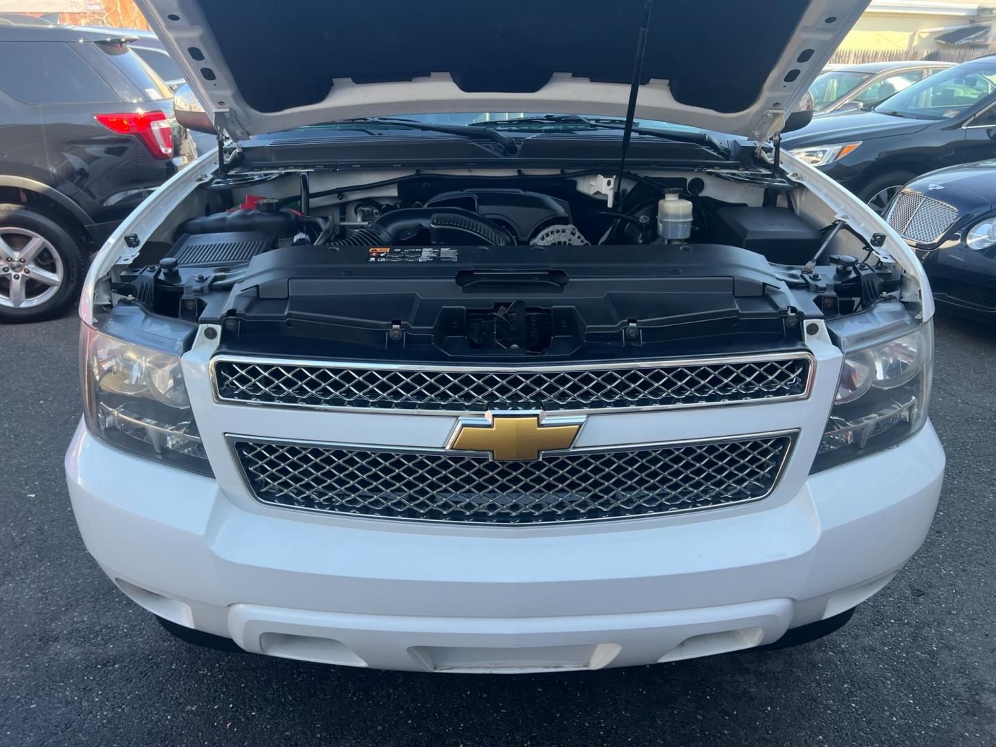 2014 White /Black Leather Chevrolet Suburban LTZ 1500 4WD (1GNSKKE77ER) with an 5.3L V8 OHV 16V FFV engine, 6 SPEED AUTOMATIC transmission, located at 1018 Brunswick Ave, Trenton, NJ, 08638, (609) 989-0900, 40.240086, -74.748085 - Photo#5